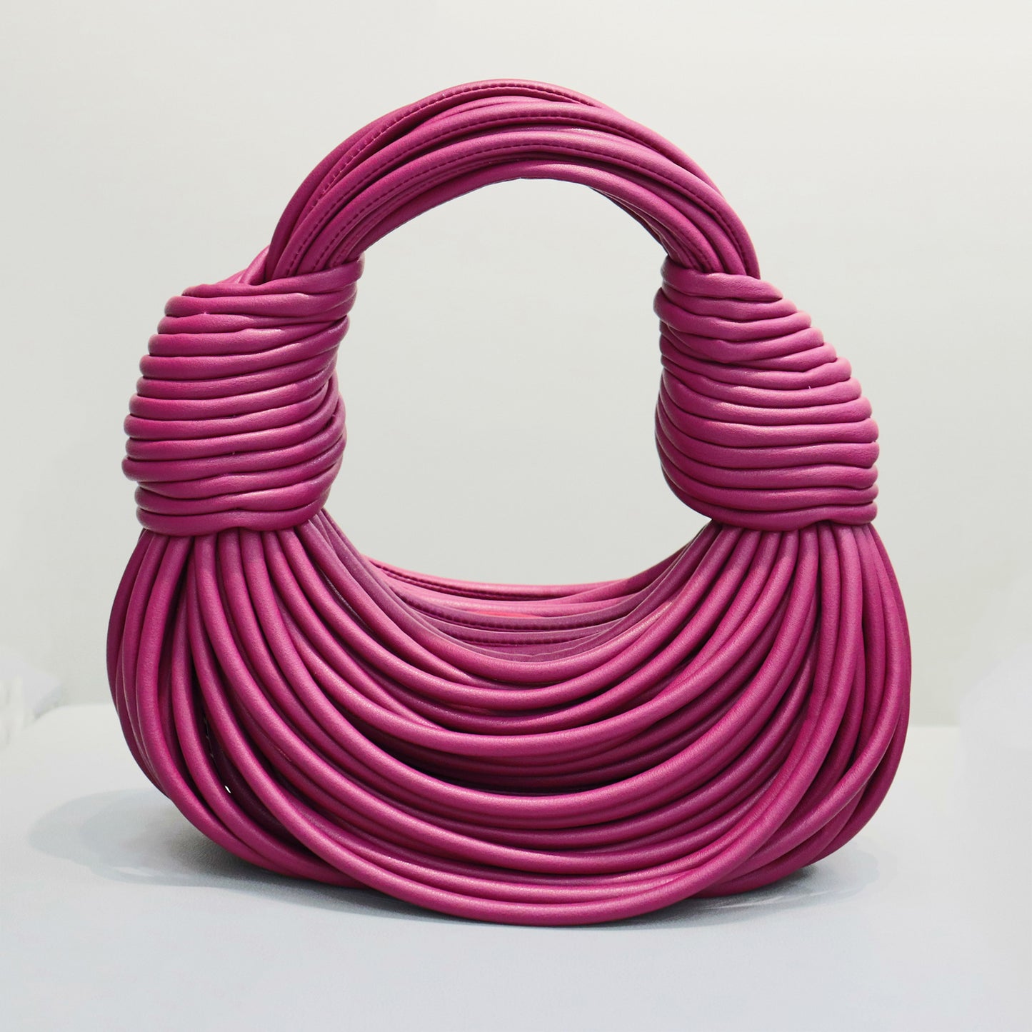 Sac à main tissé à la main de couleur unie pour femmes